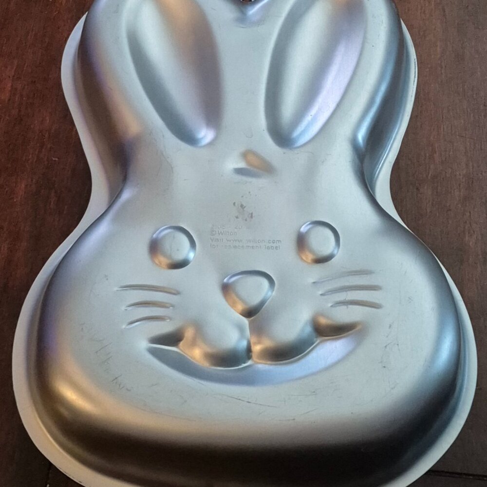 Wilton Aluminum Easter Bunny Head Cake Pan Cute Holiday Bakeware Great Condition